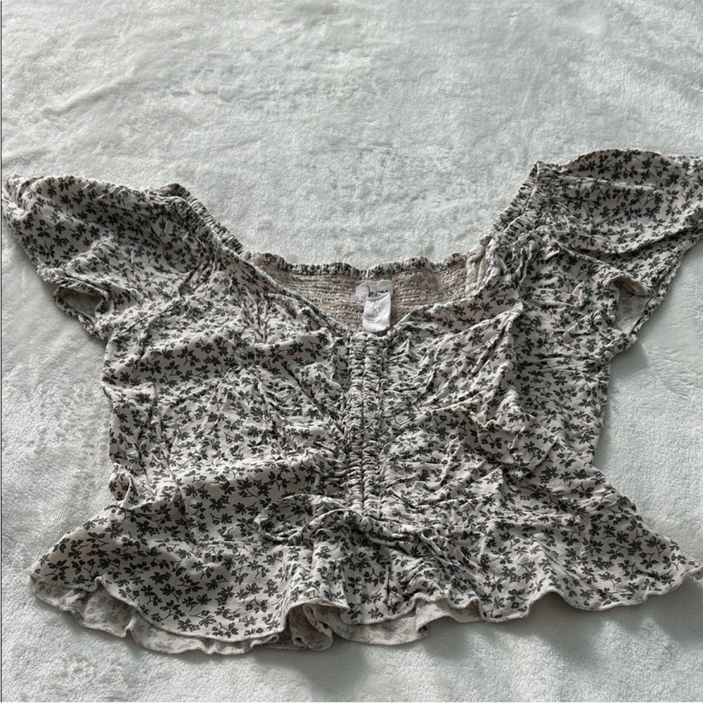 Floral Ruffle Sleeve Top - Picture 1 of 5